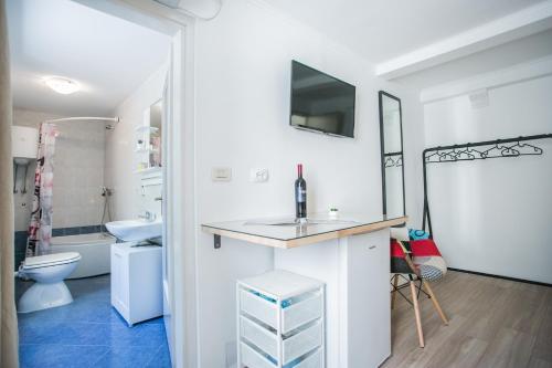 Televízia a/alebo spoločenská miestnosť v ubytovaní Guest house Mendi