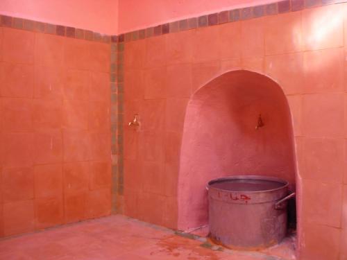 a room with a bucket in the corner of a wall at Kasbah Tigmi N'Oufella in Telouet