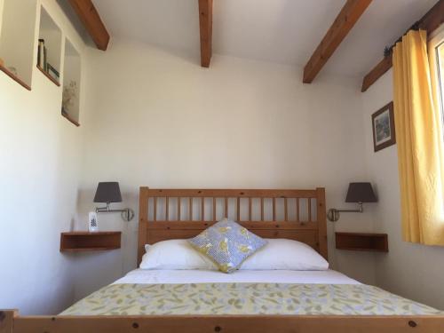 um quarto com uma cama com duas almofadas em Pierre de Lune em Fox-Amphoux