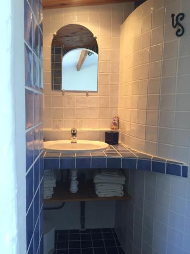 een badkamer met een wastafel en een spiegel bij Pierre de Lune in Fox-Amphoux