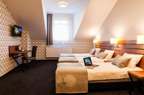 Łóżko lub łóżka w pokoju w obiekcie Hotel Wilga