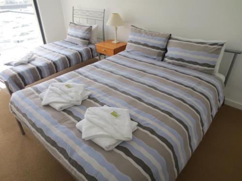 A bed or beds in a room at Lights Landing Apartments