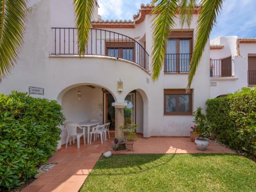 Casa blanca grande con mesa y sillas en Holiday Home Montanar Plus-1 by Interhome, en Jávea