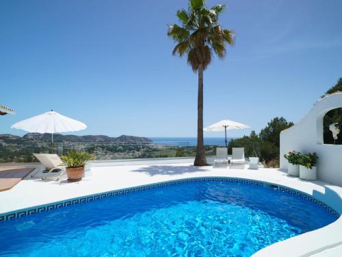 einen Pool in einer Villa mit Aussicht in der Unterkunft Holiday Home Benimeit by Interhome in Moraira