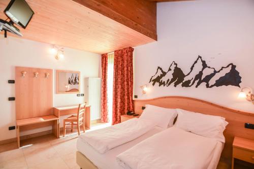 Un pat sau paturi într-o cameră la ALPieve Albergo Pieve