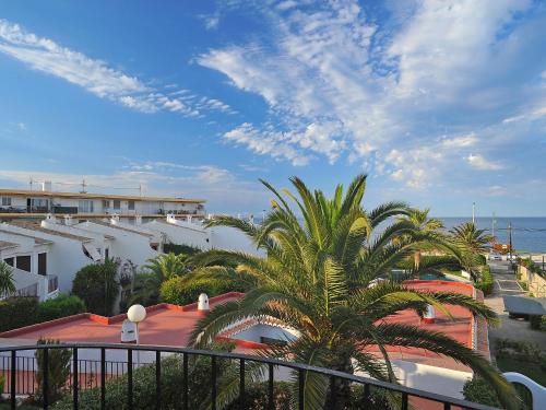 Una vista del océano desde un balcón de un edificio. en Holiday Home Montanar Plus-1 by Interhome, en Jávea