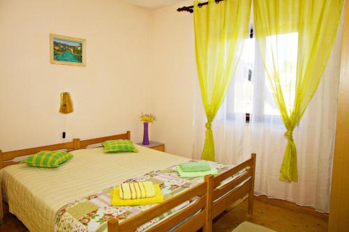 Postel nebo postele na pokoji v ubytování Apartments Nikola - 200 m from beach