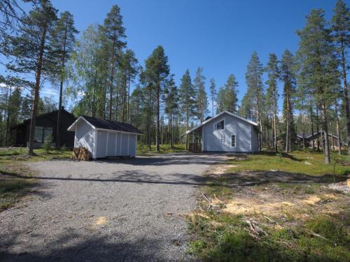 ユッラスヤルヴィにあるHoliday Home Ylläs iisakki as- 10a by Interhomeの森の中の小さな建物2棟