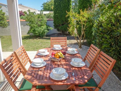 サン・パレ・シュル・メールにあるHoliday Home Villa Languedoc by Interhomeの木製テーブル(果物入り)