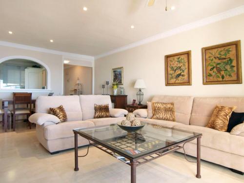 un soggiorno con un divano e un tavolo di Apartment Playa Real by Interhome a Marbella