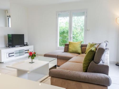 サン・パレ・シュル・メールにあるHoliday Home Villa Languedoc by Interhomeのリビングルーム(ソファ2台、テレビ付)