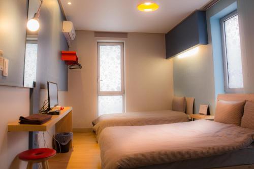 Tempat tidur dalam kamar di DW Design Residence