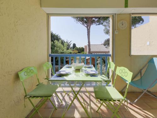 d'une table et de chaises sur un balcon avec une table et une fenêtre. dans l'établissement Studio le Clos des Lavandes-1 by Interhome, à Bandol
