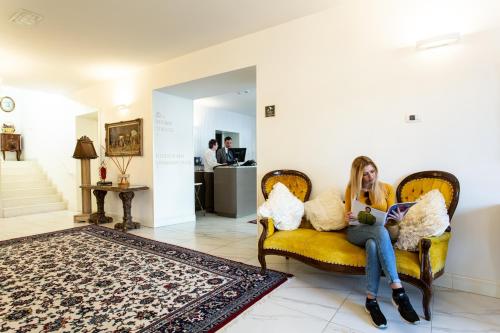 Coin salon dans l'établissement Rimini Suite Hotel