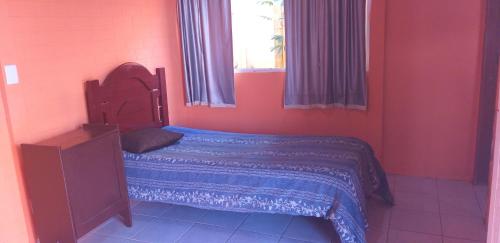 Acomodaçaoes koynonya في سيت لاغواس: غرفة نوم صغيرة بها سرير ونافذة