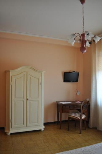 a room with a desk and a white cabinet and a table at L' Aia Antica in Veroli