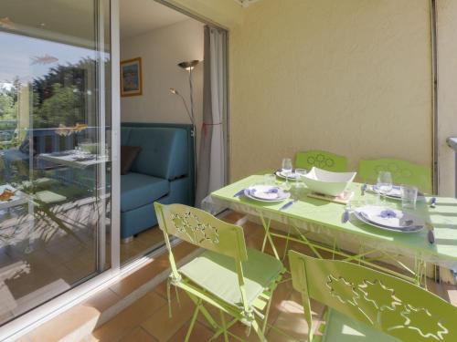 une salle à manger avec une table et des chaises vertes dans l'établissement Studio le Clos des Lavandes-1 by Interhome, à Bandol