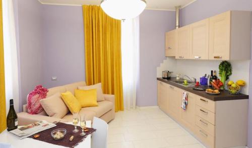 a living room with a couch and a kitchen at Residence Villa Maurice in Stresa