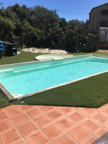 une piscine dans la cour d'une maison dans l'établissement Les princes du golf Jerome numero 13 quartier pascal paoli Appartement, à Porto-Vecchio