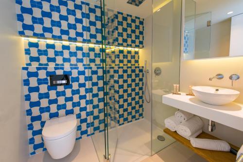 uma casa de banho com um WC e um lavatório em Inturotel Esmeralda Villas em Cala d´Or