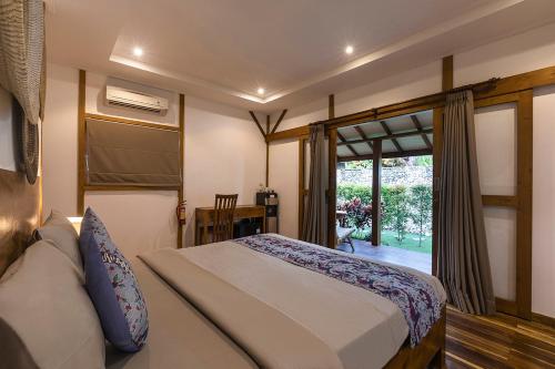 A bed or beds in a room at Orora Bungalows