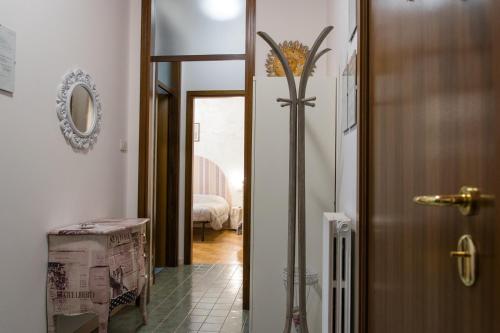pasillo con puerta y habitación con cama en River House, en Verona