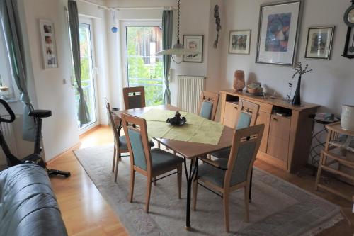 - une salle à manger avec une table et des chaises dans l'établissement Maison Christa, à Bad Kissingen