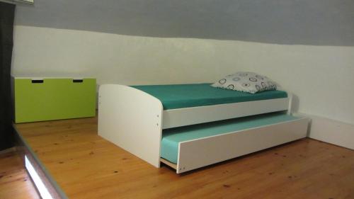 - un lit dans un dortoir vert et blanc dans l'établissement Château d'eau réaménagé en Maison ronde proche de la plage et du Castellet, à Saint-Cyr-sur-Mer