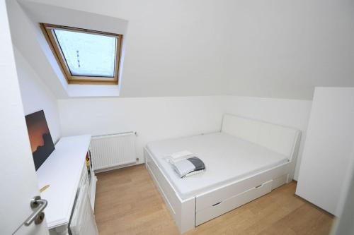 Cette chambre dispose d'un canapé blanc et d'une fenêtre. dans l'établissement Cozy and Lovely Appartment, à Jagodina