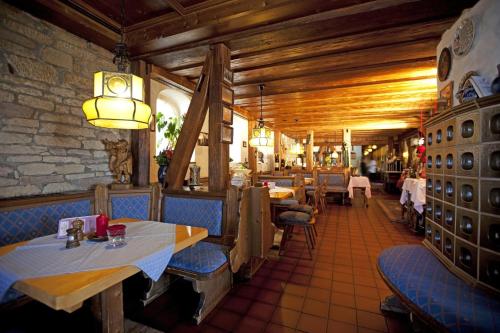 Un restaurante o sitio para comer en Hotel Hirsch