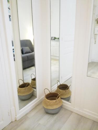 un groupe de paniers assis devant un miroir dans l'établissement Erdian, à Biarritz