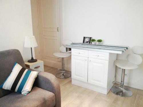 een woonkamer met een bank en een tafel bij Erdian in Biarritz