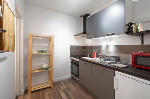 une cuisine avec un évier et un plan de travail dans l'établissement Cosmic by Cocoonr, à Rennes