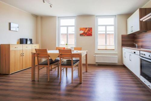 a kitchen with a dining room table and chairs at Buedlfarm-Nord in Sahrensdorf