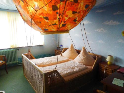 ハスラッハ・イム・キンツィクタールにあるGasthaus Storchen Hellasのベッド1台(上部に風船付)が備わる客室です。