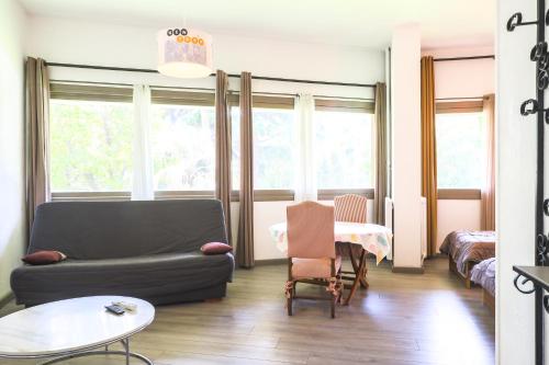 un salon avec un canapé et une table dans l'établissement ACCI Cannes Gallia, à Cannes