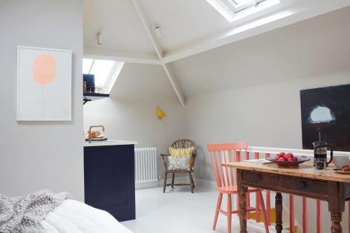 a bedroom with a table and a dining room at Stunning studio cntrl Totnes with parking in Totnes