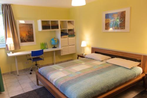 - une chambre avec un lit, un bureau et une chaise dans l'établissement Wonderful Apartment With Great Location, à Kaiserslautern