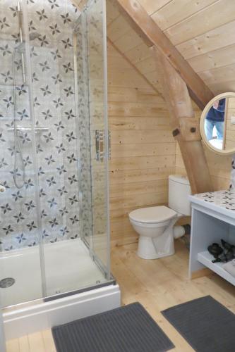 une salle de bain avec toilettes et douche en verre dans l'établissement LA GRANGE, à Montlouis-sur-Loire