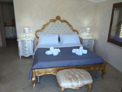 um quarto com uma cama com lençóis azuis e almofadas brancas em Ruben holiday em Palinuro