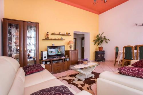 emanuel apartman