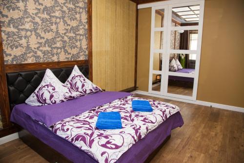 um quarto com uma cama com toalhas azuis em VIP Apartment on Lobanovskogo 19 Street em Zaporizhzhya