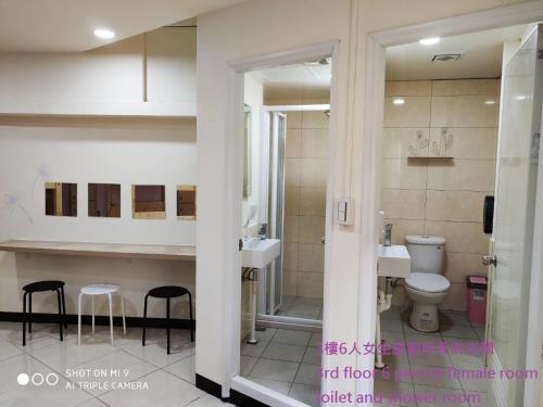 y baño con aseo y lavamanos. en Simple life hostel en Nangan