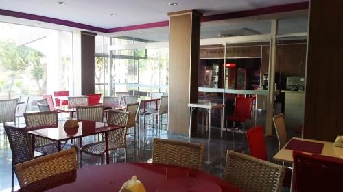 a restaurant with tables and chairs in a room at Itaverá Master Hotel in Presidente Prudente