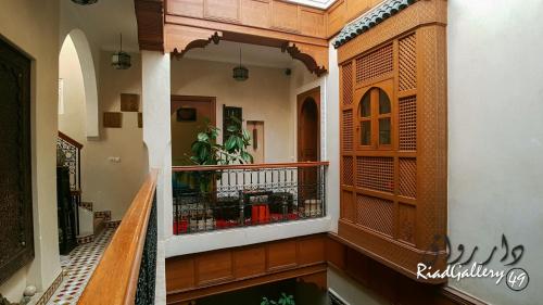pasillo de una casa con balcón en Riad Gallery 49, en Marrakech