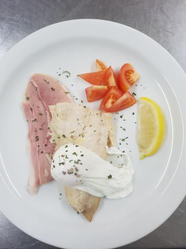 ゲストハウスの敷地内または近くでの食事または食べ物