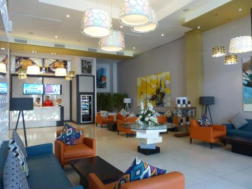 una sala de espera en un hospital con sillas naranjas en Relax Hotel Casa Voyageurs, en Casablanca