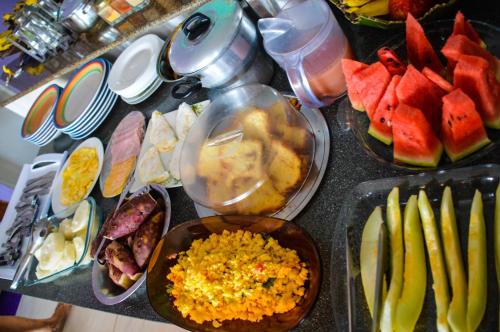 una tabella ricoperta con diversi tipi di frutta e verdura di Espaço Revive Guesthouse e Camping - PÉ NA PRAIA a Maragogi