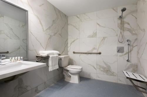 Ванная комната в Days Inn by Wyndham Saint John