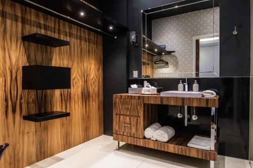 a bathroom with a sink and a mirror at Marsella 45 in Hermosillo